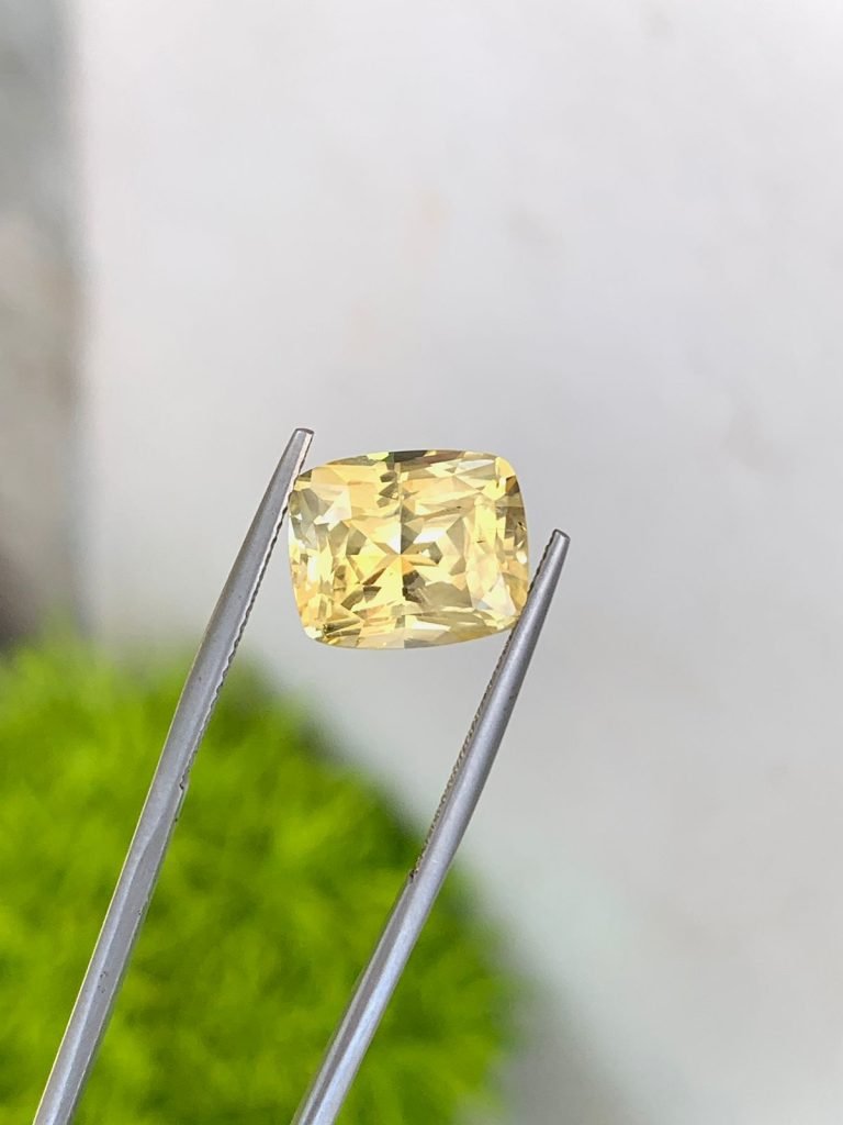 yellow sapphire 8+